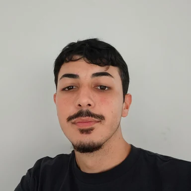 Retrato de Vinicius Honório usando camiseta preta